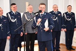 Policjanci podczas uroczystego pożegnania I Zastępcy Komendanta Wojewódzkiego Policji w Rzeszowie insp. Stanisława Sekuły