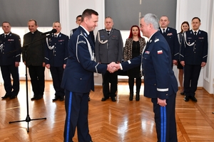 Policjanci podczas uroczystego pożegnania I Zastępcy Komendanta Wojewódzkiego Policji w Rzeszowie insp. Stanisława Sekuły