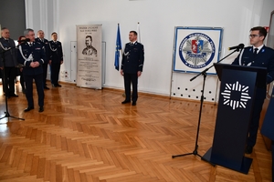 Policjanci podczas uroczystego pożegnania I Zastępcy Komendanta Wojewódzkiego Policji w Rzeszowie insp. Stanisława Sekuły