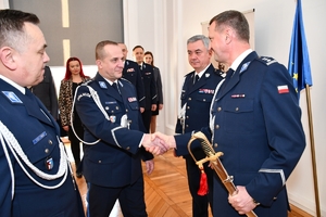 Policjanci podczas uroczystego pożegnania I Zastępcy Komendanta Wojewódzkiego Policji w Rzeszowie insp. Stanisława Sekuły