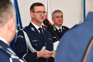 Policjanci podczas uroczystego pożegnania I Zastępcy Komendanta Wojewódzkiego Policji w Rzeszowie insp. Stanisława Sekuły
