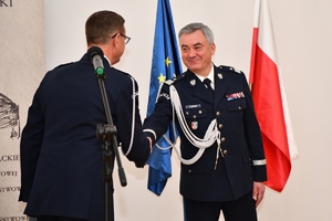 Policjanci podczas uroczystego pożegnania I Zastępcy Komendanta Wojewódzkiego Policji w Rzeszowie insp. Stanisława Sekuły