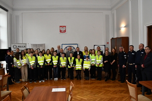 W auli Komendy Wojewódzkiej Policji w Rzeszowie laureaci konkursu Odblaskowa Szkoła odbierają nagrody.