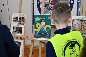 W auli Komendy Wojewódzkiej Policji w Rzeszowie laureaci konkursu Odblaskowa Szkoła odbierają nagrody.