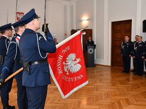 Nadinspektor Dariusz Matusiak pożegnał się ze sztandarem Podkarpackiej Policji. Jego obowiązki powierzono inspektorowi Jarosławowi Tokarczykowi