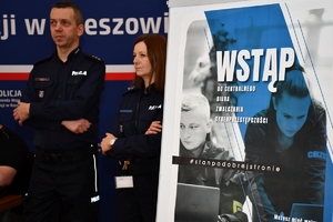 Policjanci podczas spotkania z młodzieżą