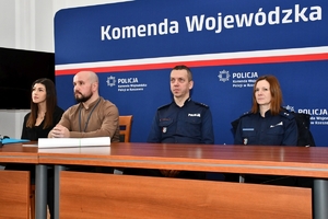 Policjanci podczas spotkania z młodzieżą