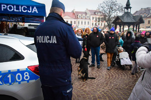Policjanci podczas 32. Finału WOŚP na rzeszowskim rynku.