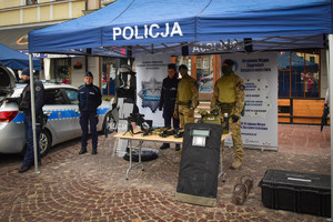 Policjanci podczas 32. Finału WOŚP na rzeszowskim rynku.