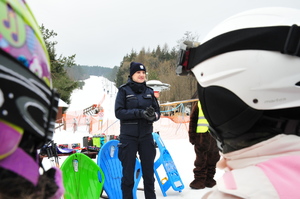 spotkanie policjantów w dziećmi i młodzieżą na jasielskim stok