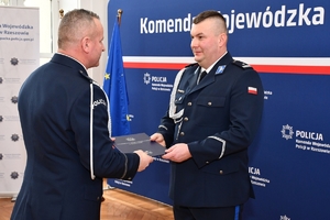 Komendant Wojewódzki Policji w Rzeszowie wraz z zastępcami i kadrą kierowniczą garnizonu podkarpackiego podczas uroczystego wprowadzenia I Zastępcy Komendanta Wojewódzkiego Policji w Rzeszowie