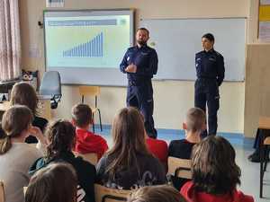 Policjanci na spotkaniu z uczniami o bezpieczeństwie w Internecie