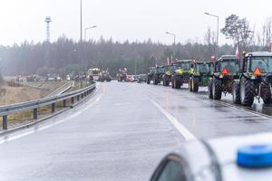 Na zdjęciach policjanci zabezpieczający miejsca, w których odbywały się protesty rolników (zdjęcia leżajska policja)