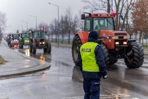 Na zdjęciach policjanci zabezpieczający miejsca, w których odbywały się protesty rolników (zdjęcia leżajska policja)