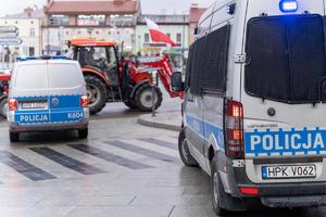 Na zdjęciach policjanci zabezpieczający miejsca, w których odbywały się protesty rolników (zdjęcia leżajska policja)