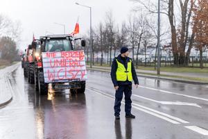 Na zdjęciach policjanci zabezpieczający miejsca, w których odbywały się protesty rolników (zdjęcia leżajska policja)