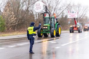 Na zdjęciach policjanci zabezpieczający miejsca, w których odbywały się protesty rolników (zdjęcia leżajska policja)