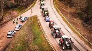 Zdjęcia z lotu ptaka pokazujące sznury ciągników rolniczych biorących udział w protestach i zabezpieczające te protesty radiowozy (zdjęcia mielecka policja)