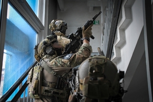 Policyjni kontrterroryści podczas ćwiczeń w budynku Elektromontażu.