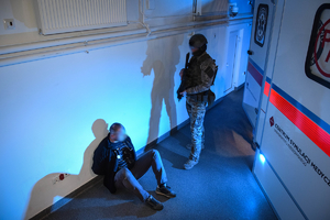 Policyjni kontrterroryści podczas ćwiczeń w budynku Elektromontażu.