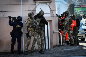Policyjni kontrterroryści podczas ćwiczeń w kamienicy w centrum Rzeszowa.