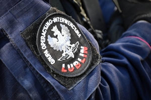 Policyjni kontrterroryści podczas ćwiczeń w kamienicy w centrum Rzeszowa.