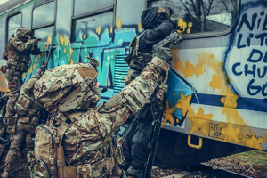 Policyjni kotrterroryści podczas ćwiczeń - szturm na wagony kolejowe