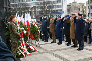 Uczestnicy uroczystości pod Pomnikiem Żołnierzy Wyklętych