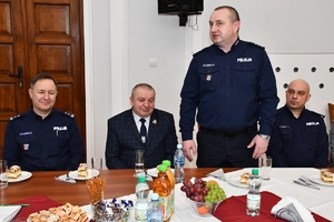 Policjanci i członkowie stowarzyszenia podczas spotkania w auli Komendy Wojewódzkiej Policji w Rzeszowie