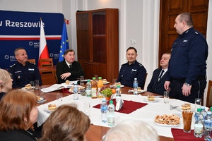 Policjanci i uczestnicy spotkania