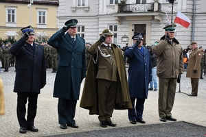 Uczestnicy uroczystości na Placu Farnym w Rzeszowie