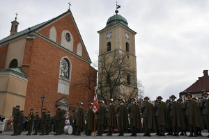 Uczestnicy uroczystości na Placu Farnym w Rzeszowie