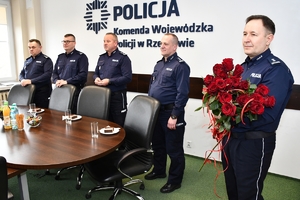 Komendant Wojewódzki Policji w Rzeszowie wraz z zastępcami wręcza policjantkom i pracownicom Policji kwiaty