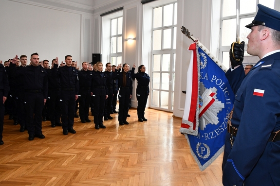 Policjanci podczas ślubowania w auli KWP w Rzeszowie