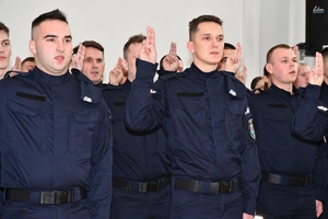 Policjanci podczas ślubowania w auli KWP w Rzeszowie