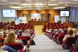 Policjanci i uczestnicy w czasie konferencji w sali audytoryjnej Urzędu Marszałkowskiego