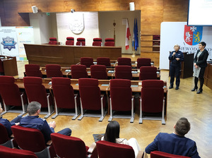 Policjanci i uczestnicy w czasie konferencji w sali audytoryjnej Urzędu Marszałkowskiego