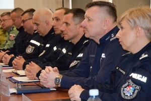 Policjanci i delegacja misji ewaluacyjnej w trakcie wczorajszej wizyty w KWP w Rzeszowie