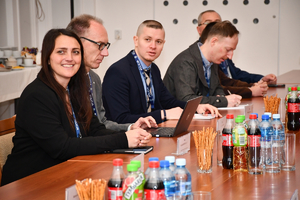 Policjanci i przedstawiciele służb oraz delegacja misji ewaluacyjnej w trakcie wczorajszej wizyty w KWP w Rzeszowie