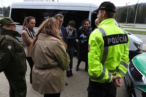 Policjanci i przedstawiciele służb oraz delegacja misji ewaluacyjnej w trakcie wczorajszej wizyty w punkcie kontaktowym i na przejściu granicznym w Barwinku