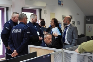 Policjanci i przedstawiciele służb oraz delegacja misji ewaluacyjnej w trakcie wczorajszej wizyty w punkcie kontaktowym i na przejściu granicznym w Barwinku