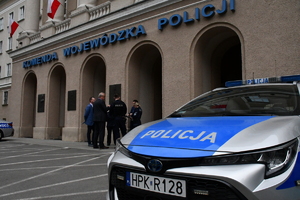 Policjanci i przedstawiciele służb oraz delegacja misji ewaluacyjnej w trakcie wczorajszej wizyty w KWP w Rzeszowie