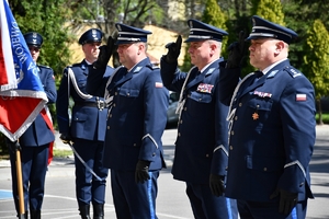 Policjanci przed tablicami na frontonie Komendy Wojewódzkiej Policji w Rzeszowie, upamiętniającymi policjantów pomordowanych w obozach jenieckich na Wschodzie