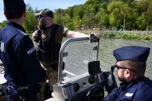 Policjanci wspólnie z funkcjonariuszami Państwowej Straży Rybackiej na policyjnej motorówce podczas patrolu na wodach zalewu na Wisłoku w Rzeszowie, w okolicach Lisiej Góry.