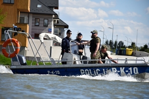 Policjanci wspólnie z funkcjonariuszami Państwowej Straży Rybackiej na policyjnej motorówce podczas patrolu na wodach zalewu na Wisłoku w Rzeszowie, w okolicach Lisiej Góry.