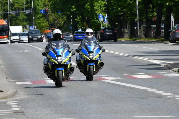 Policyjni motocykliści w czasie jazdy
