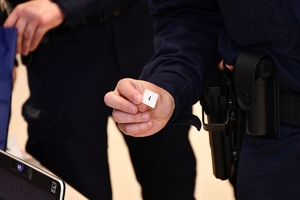 Policjanci podczas rozpoczęcia konkursu ratowników medycznych w auli OPP w Rzeszowie, a także podczas pisania testu wiedzy.