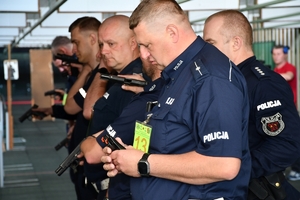 Policjanci ruchu drogowego podczas konkursu - na strzelnicy