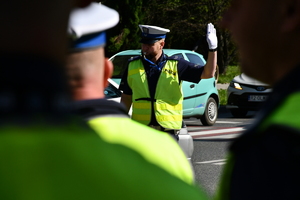 Policjanci ręcznie kierują ruchem na skrzyżowaniu