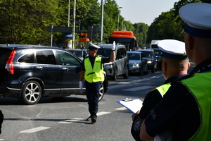 Policjanci ręcznie kierują ruchem na skrzyżowaniu